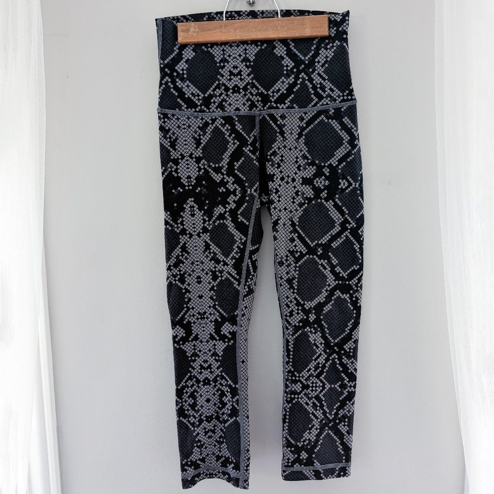 size 4 lululemon black / gray snake patterned leggings 21" inseam